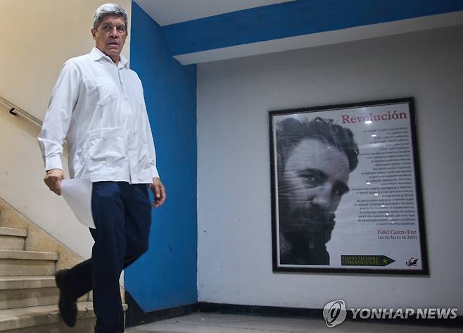 26일(현지시간) 미국 고속정 침범 사건 성명 발표한 쿠바 외교부 차관 [아바나 AP=연합뉴스. 재판매 및 DB 금지]