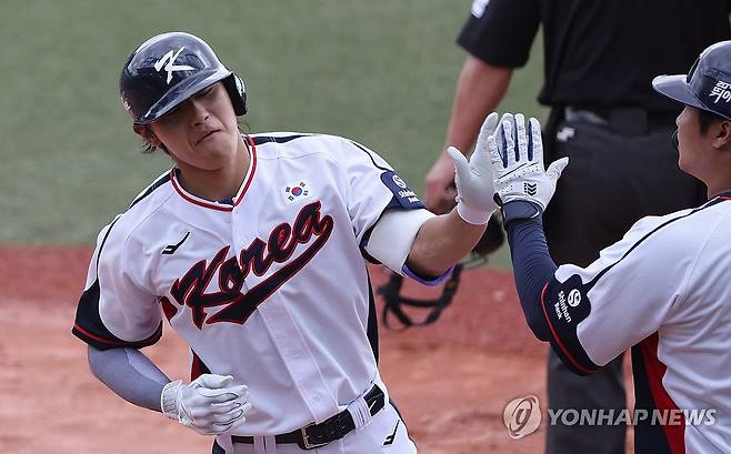 '나도 홈런' (가데나[일본 오키나와현]=연합뉴스) 이진욱 기자 = 26일 일본 오키나와현 가데나의 가데나 구장에서 열린 2026 월드베이스볼클래식(WBC) 대한민국 야구대표팀과 삼성 라이온즈 연습경기. 5회말 1사 대표팀 3번 타자 김도영이 안현민에 이어 홈런을 날린 뒤 동료들과 하이파이브를 하고 있다. 2026.2.26 cityboy@yna.co.kr