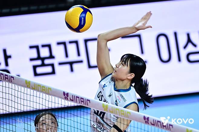 흥국생명과 경기에서 공격하는 GS칼텍스의 오세연 [한국배구연맹 제공. 재판매 및 DB 금지]