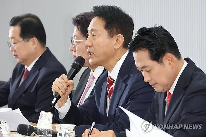 발언하는 오세훈 서울시장 (서울=연합뉴스) 김주성 기자 = 오세훈 서울시장이 12일 서울 여의도 당사에서 열린 '지방선거총괄기획단-시도 광역단체장 연석회의'에서 발언하고 있다. 
    왼쪽부터 이장우 대전시장, 박형준 부산시장, 오세훈 서울시장, 장동혁 대표. 2025.11.12 utzza@yna.co.kr