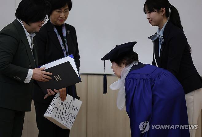 85세 만학도의 졸업식 (서울=연합뉴스) 신준희 기자 = 27일 서울 용산구 숙명여자대학교에서 열린 2025학년도 미래교육원 졸업식. 
    85세 만학도인 김정자 할머니가 문시연 총장에게 졸업장을 받고 있다. 2026.2.27 hama@yna.co.kr