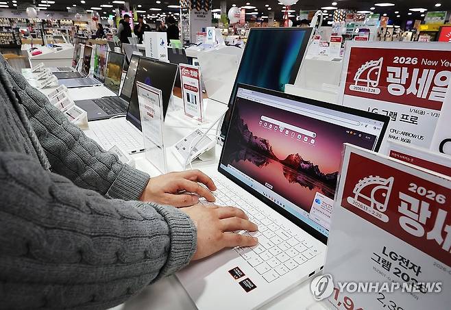 메모리값 폭등에 IT 기기 줄인상 전망 (서울=연합뉴스) 김주형 기자 = 전 세계적인 인공지능(AI) 열풍으로 메모리 반도체 수요가 폭증하면서 스마트폰과 PC 등 주요 IT 기기 가격이 줄줄이 오를 것이라는 전망속에 25일 서울의 한 마트에서 관계자가 노트북을 살펴보고 있다. 
    지난 11일 업계에 따르면 최근 AI 서버에 쓰이는 고대역폭 메모리(HBM) 수요가 급증하면서 저가형 D램 생산은 뒷순위로 밀리고 있다. 
    시장조사업체 옴디아는 모바일 D램(LPDDR) 제품 가격이 지난해 초 대비 70% 이상 상승했고, 스마트폰용 낸드플래시 가격도 약 100% 급등한 것으로 분석했다. 2026.1.25 kjhpress@yna.co.kr