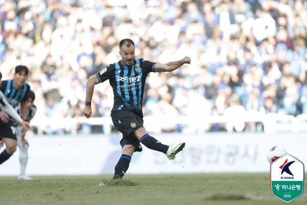 28일 인천축구전용경기장에서 열린 FC서울과의 2026시즌 K리그1 첫 경기에서 무고사가 골을 넣고 있다. 2026.2.26/한국프로축구연맹 제공