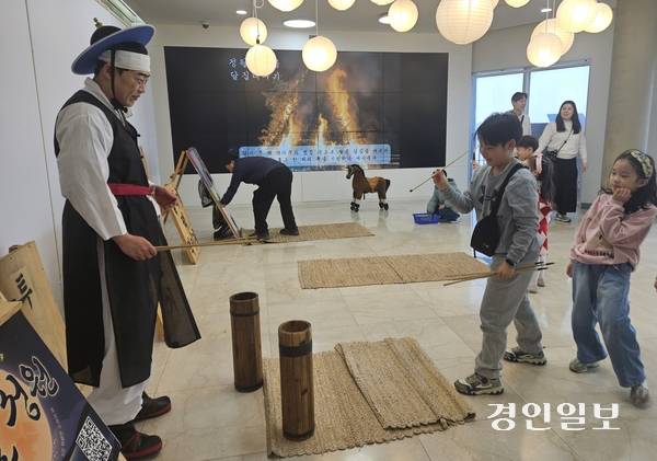 28일 애기봉평화생태공원에서 열린 정월대보름 행사 ‘만월성원’을 찾은 어린이들이 전통놀이를 체험하고 있다. 2026.2.28 /김연태 기자 kyt@kyeongin.com