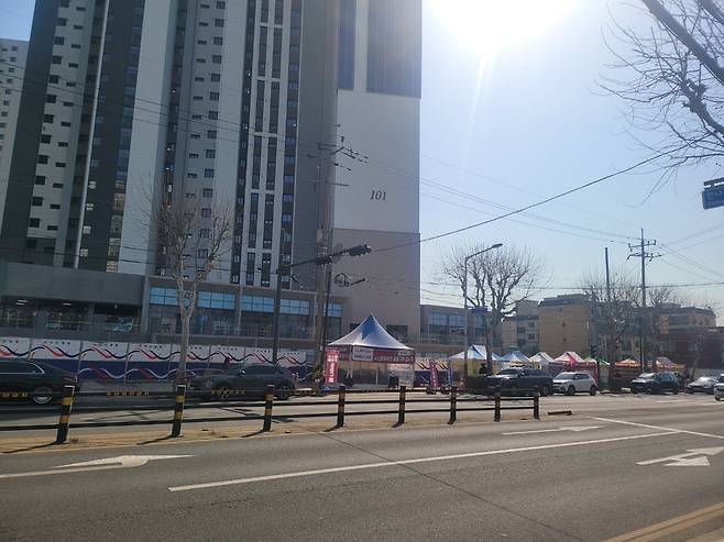 ▲ 미추1구역 주택재개발사업(주안센트럴파라곤) 사전점검 현장 주변에 설치돼 있는 임시 천막들