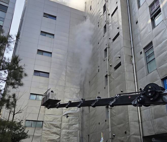 28일 오전 성남시 분당구 백현동의 한 7층짜리 건물에서 화재가 발생해 76명이 대피한 가운데, 소방당국이 진화에 나섰다. 사진=경기도소방재난본부