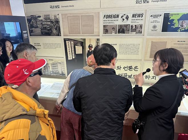 옛전남도청복원추진단 해설사가 28일 광주광역시 동구 옛전남도청에서 방문객들에게 설명을 하고 있다. 김석희 기자  