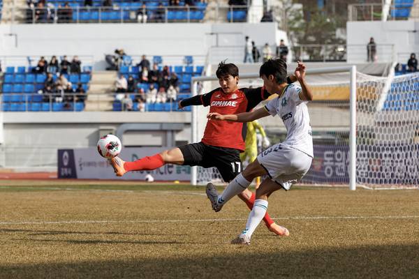김해FC 이유찬이 28일 김해종합운동장에서 열린 안산과 경기에서 몸싸움을 벌이고 있다. /프로축구연맹