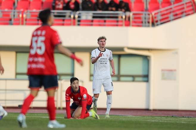 ▲ 28일 김천종합운동장에서 열린 김천-포항 간 하나은행 K리그1 개막경기 후반 10분 포항 트란지스카가 동점골을 터뜨린 뒤 세리머니를 펼치고 있다. 포항스틸러스 제공