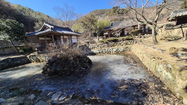 서고정사 마당의 연못 활수당. 정면의 서고정사 왼쪽으로 한서암이 보인다./김홍섭 소설가/