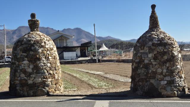 퇴로마을 입구의 돌탑.