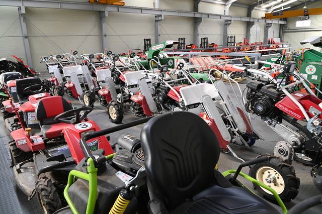 청송군 농기계 임대사업소에서 임대 농업인을 기다리는 농기계들. 청송군 제공