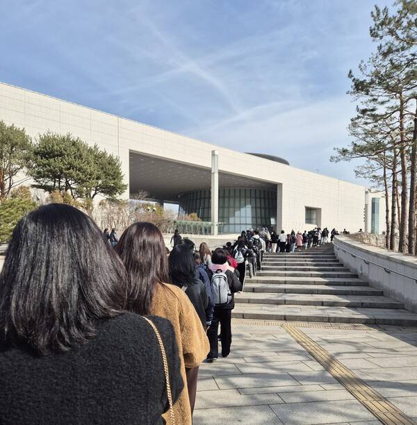 국립중앙박물관을 입장하기 위해 관람객들이 기다림을 마다하지 않고 긴 줄을 서고 있다. (사진=이혜미 기자)