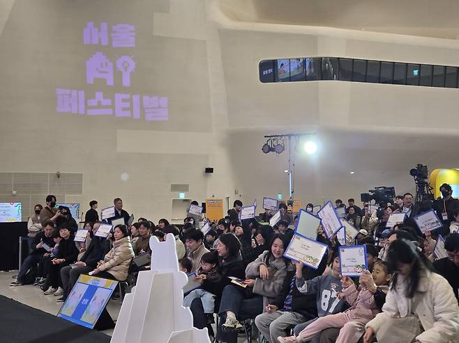 시민들이 서울AI 골든벨에 참여하고 있다. / 홍주연 기자