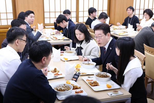 이재명 대통령이 26일 청와대 춘추관 구내식당을 찾아 출입기자들과 오찬을 하고 있다. 2026.2.26 [청와대통신사진기자단] 연합뉴스