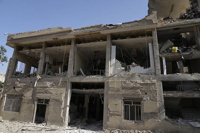 지난해 6월 이스라엘 공습으로 파괴된 이란 테헤란의 에빈 교도소 건물. 사진=AP/뉴시스