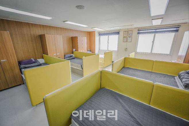 공간력을 통해 개선된 11사단 시범부대의 생활관 침실 공간의 모습. 현재는 6인 1실로 장기적으로는 4인 1실로 바뀔 예정이다. (사진=육군)
