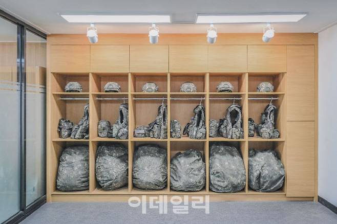 공간력을 통해 개선된 11사단 시범부대의 생활관 전투준비실 모습. 과거에는 군장 및 장구류도 개인 침상에 비치했지만, 혁신 사업을 통해 별도 공간으로 분리됐다. (사진=육군)