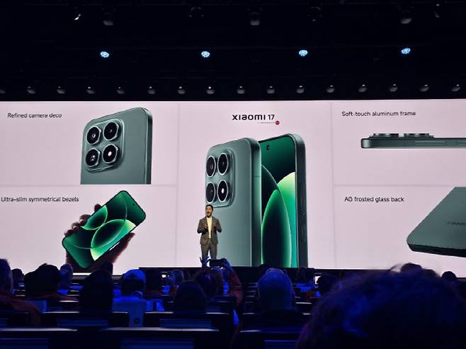 테런스 샤오, 샤오미 글로벌 시니어 제품 마케팅 매니저가 28일 스페인 바르셀로나 카탈루냐 콩그레스 센터에서 열린 글로벌 신제품 발표회에서 샤오미 17을 발표하고 있다(사진=윤정훈 기자)