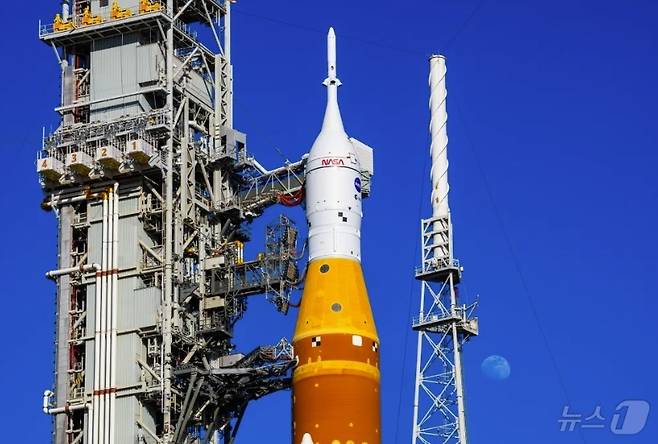 지난 1월 29일, 플로리다주 케네디 우주센터에서 이동식 발사대에 실린 우주 발사 시스템(SLS) 로켓과 오리온 우주선 뒤로 달이 보이고 있다. 2026.01.29(NASA 제공) ⓒ 뉴스1 김민수 기자