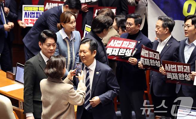 27일 서울 여의도 국회에서 열린 제432회 국회(임시회) 제8차 본회의에서 재판소원제 도입을 골자로 하는 헌법재판소법 일부개정법률안(대안)에 대한 무제한토론 종결 투표가 진행되는 가운데 정청래 더불어민주당 대표가 사법 3법과 관련 규탄 피켓 농성하는 국민의힘 의원들을 지나고 있다. 2026.2.27 ⓒ 뉴스1 이승배 기자