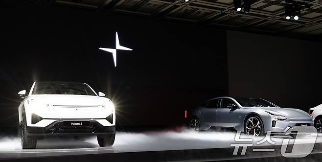 11일 서울 용산구 그랜드 하얏트 서울에서 열린 2026 폴스타 미디어 데이에서 '폴스타3·5'가 공개되고 있다. 2026.2.11 ⓒ 뉴스1 최지환 기자