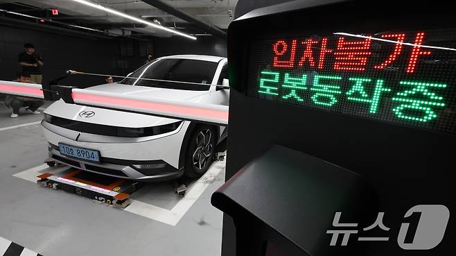 서울 팩토리얼 성수에서 현대위아가 개발한 주차 로봇이 차량을 주차하고 있다.  ⓒ 뉴스1 이동해 기자
