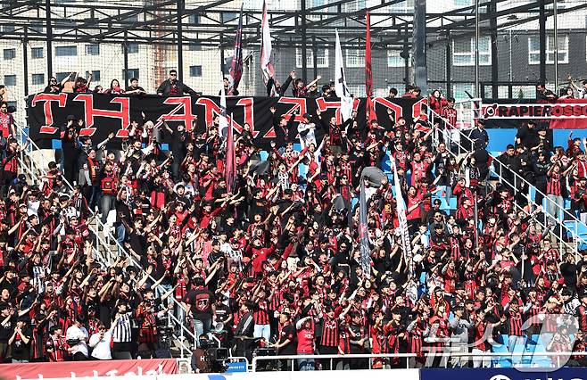 28일 오후 인천시 중구 인천축구전용경기장에서 열린 하나은행 K리그1 2026 공식 개막전 인천 유나이티드와 FC서울의 경기에서 FC서울 팬들이 열띤 응원을 펼치고 있다. 2026.2.28 ⓒ 뉴스1 김민지 기자