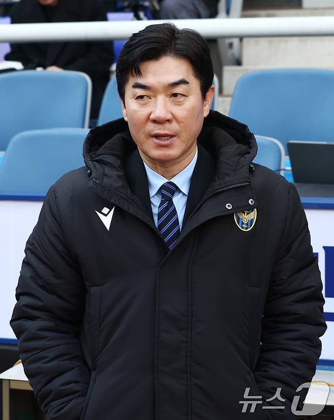 28일 오후 인천시 중구 인천축구전용경기장에서 열린 하나은행 K리그1 2026 공식 개막전 인천 유나이티드와 FC서울의 경기에서 인천 유나이티드 윤정환 감독이 자리하고 있다. 2026.2.28 ⓒ 뉴스1 김민지 기자
