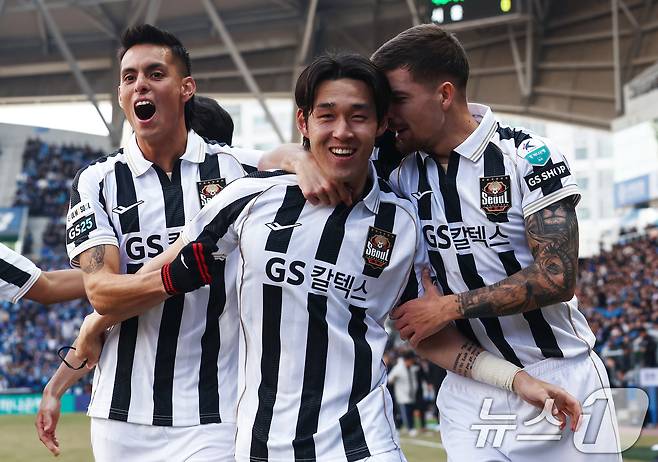 28일 오후 인천시 중구 인천축구전용경기장에서 열린 하나은행 K리그1 2026 공식 개막전 인천 유나이티드와 FC서울의 경기 후반전에서 FC서울 송민규가 선제골을 넣은 뒤 동료들과 기뻐하고 있다. 2026.2.28 ⓒ 뉴스1 김민지 기자