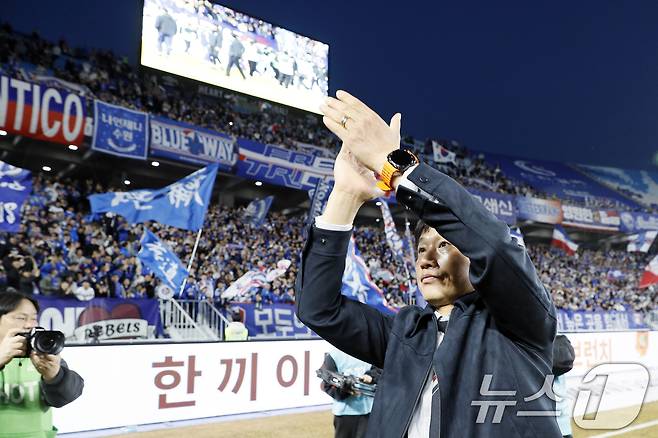 28일 오후 경기도 수원시 팔달구 월드컵로 수원월드컵경기장에서 열린 하나은행 K리그2 2026 1라운드 수원삼성과 서울이랜드의 경기에서 2대 1 역전승을 거둔 이정효 수원삼성 감독이 축구장을 찾은 팬들에게 박수로 감사의 마음을 전하고 있다. 2026.2.28 ⓒ 뉴스1 박정호 기자