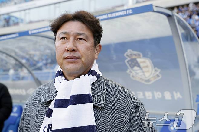 김도균 서울이랜드 감독이 28일 오후 경기도 수원시 팔달구 월드컵로 수원월드컵경기장에서 열린 하나은행 K리그2 2026 1라운드 수원삼성과 서울이랜드의 경기에서 피치를 바라보고 있다. 2026.2.28 ⓒ 뉴스1 박정호 기자