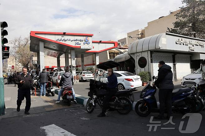 이스라엘과 미국이 이란 공습을 단행한 28일(현지시간) 테헤란의 한 주유소에서 시민들이 연료를 넣기 위해 차례를 기다리고 있다. 2026.2.28 ⓒ 로이터=뉴스1