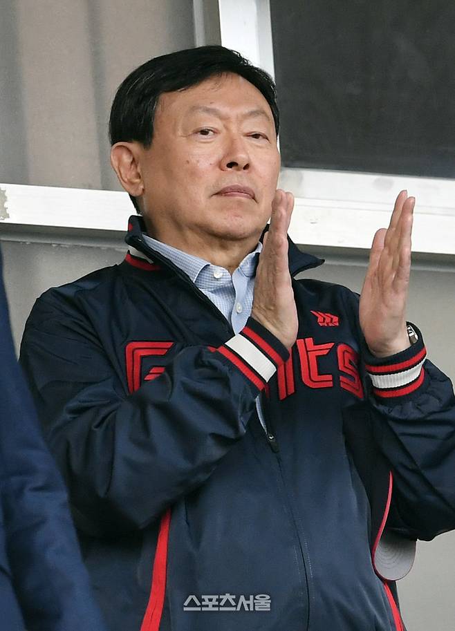 롯데 자이언츠의 구단주인 신동빈 롯데그룹 회장(가운데)이 17일 잠실구장에서 열린 2024 KBO리그 롯데 자이언츠와 두산 베어스의 경기에 앞서 박수를 치고 있다. 잠실 | 박진업 기자 upandup@sportsseoul.com