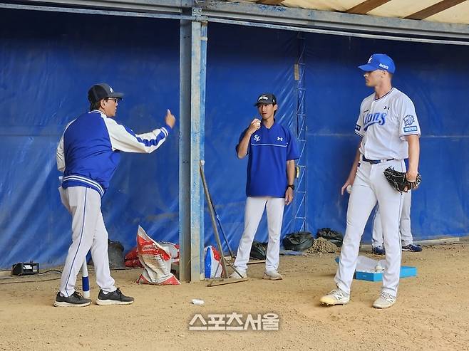 삼성 매닝이 20일 일본 오키나와 온나손 아카마 구장에서 불펜피칭 도중 최일언 수석 겸 투수코치와 얘기하고 있다. 오키나와 | 김동영 기자 raining99@sportsseoul.com