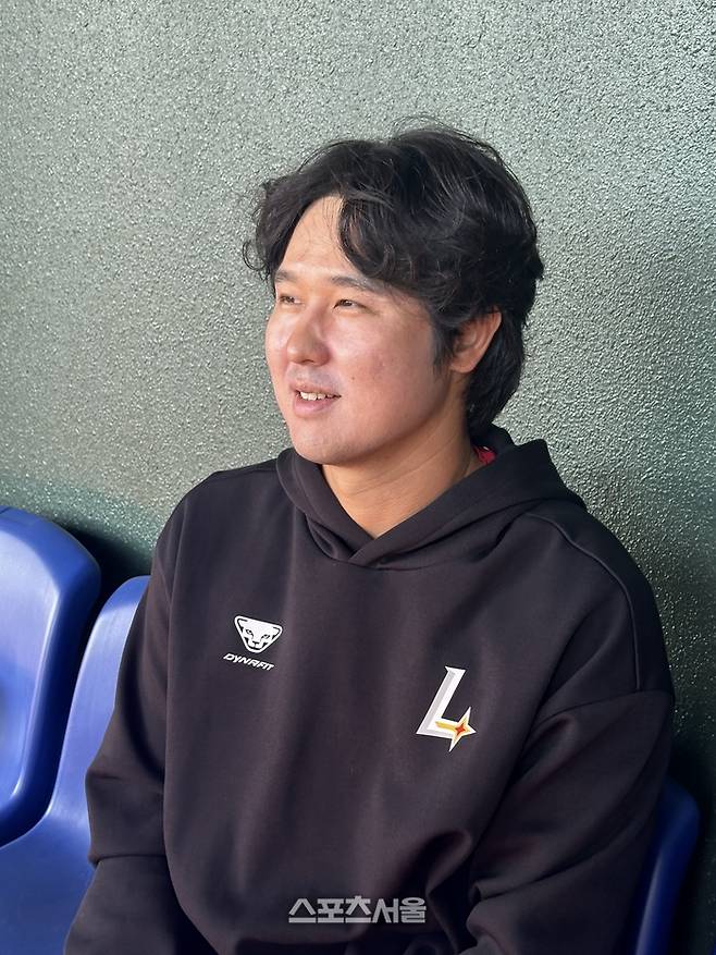 SSG 최정이 28일 일본 미야자키 오쿠라마하마소호 구장에서 열리는 라쿠텐 2군과 평가전에 앞서 취재진의 인터뷰에 응하고 있다. 미야자키 | 이소영 기자 sshong@sportsseoul.com