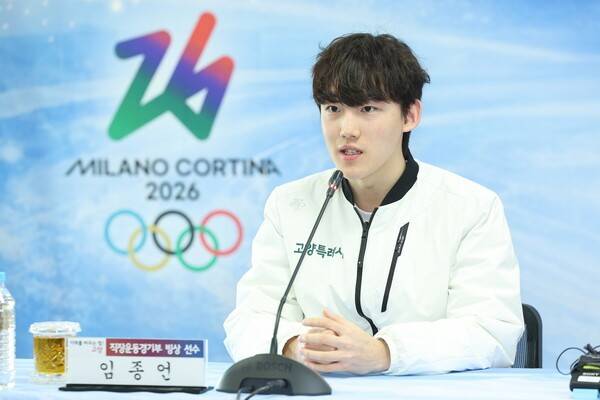 지난 27일 고양시청 대회의실에서 열린 환영 기자회견에 참석해 2026 밀라노 올림픽 쇼트트랙 메달리스트인 임종언 선수가 인터뷰를 하고 있다. /사진=고양시
