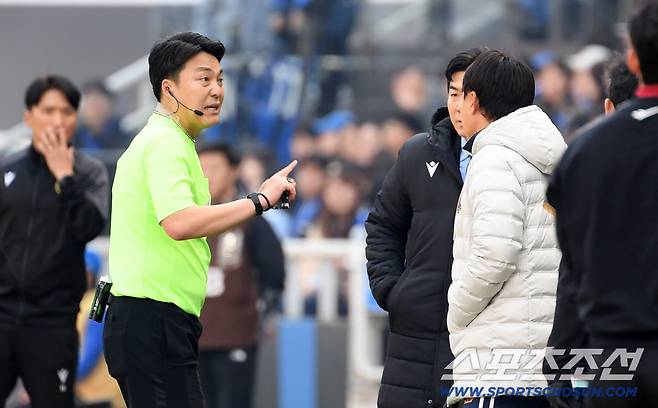 K리그1 인천 유나이티드와 FC서울의 경기가 28일 인천축구전용구장에서 열렸다. 경기 초반 이동준 주심이 부상으로 교체되고 있다. 상암=박재만 기자pjm@sportschosun.com/2026.02.28/