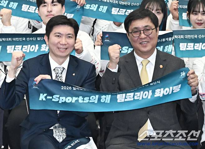 22일 잠실 올림픽파크텔에서 '2026밀라노코르티나 동계올림픽' 출전 대한민국 선수단 결단식이 열렸다. 단체 기념촬영을 하고 있는 대한체육회 유승민 회장과 문화체육관광부 최휘영 장관. 잠실=송정헌 기자songs@sportschosun.com/2026.01.22/