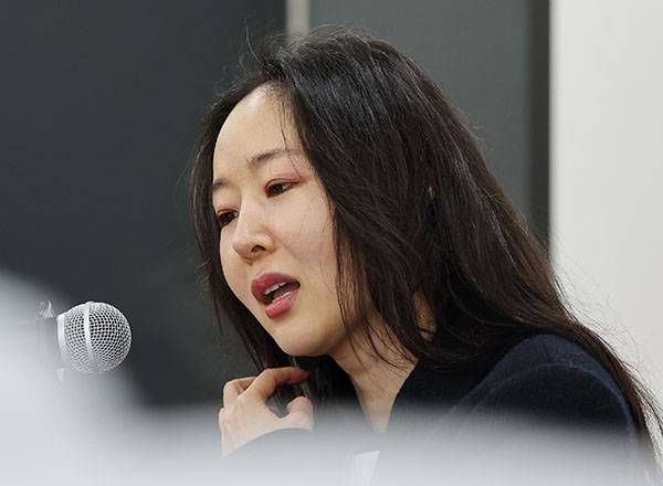 민희진 어도어 전 대표가 25일 서울 종로구 교원챌린지홀에서 열린 민희진-하이브 간 255억 풋옵션 소송 1심 승소 관련 기자회견에서 기자회견문을 읽고 있다. 2026.2.25 ⓒ연합뉴스