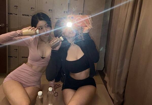 그룹 키스오브라이프 쥴리, 나띠(왼쪽부터) ⓒ키스오브라이프 SNS 캡처