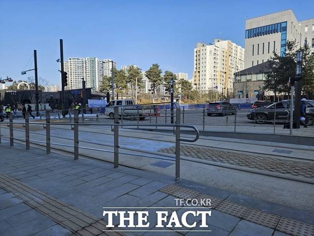 27일 오후 서울 송파구 위례광장로 위례선 트램 105정거장 인근에는 트램 접근을 막는 펜스가 설치돼 있다. /김명주 기자