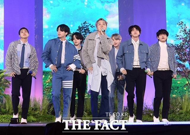 그룹 방탄소년단(BTS)의 광화문광장 공연이 서울시의 규제로 시간이 단축됐다는 루머가 확산하자 소속사가 "야외 공공장소라는 특수성을 종합적으로 고려한 것"이라고 해명했다. /더팩트 DB