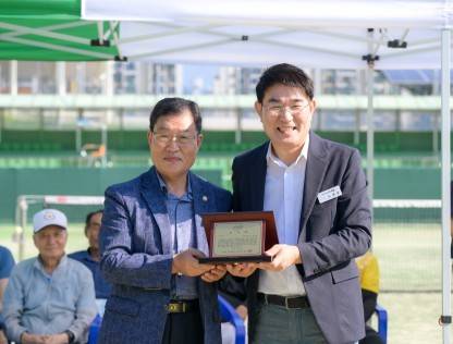 노관규 순천시장(오른쪽)과 김길호 순천시소프트테니스협회장. 순천시소프트테니스협회 제공