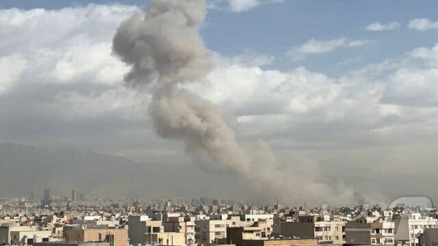 이스라엘이 이란에 대한 공격을 공식화한 가운데 이란 수도 테헤란에 28일 연기가 치솟고 있다. 2026.2.28 ⓒ 로이터=뉴스1
