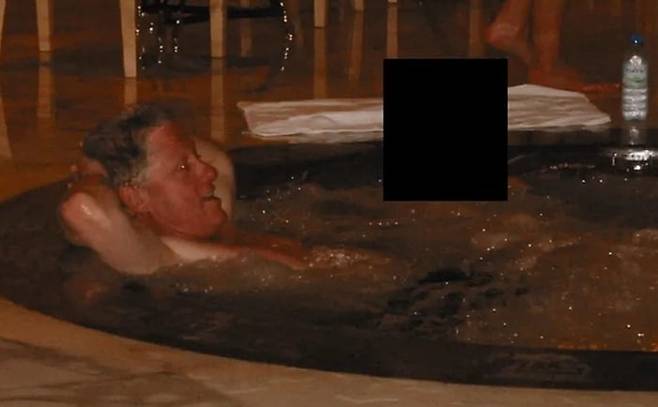 빌 클린턴 전 대통령이 한 여성과는 욕조에 함께 들어가 있는 모습. /BBC