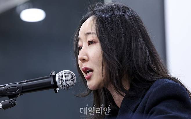 민희진 오케이 레코즈 대표가 지난 25일 오후 서울 종로구 교원챌린지홀에서 언론 기자회견에서 입장을 밝히고 있다. ⓒ데일리안 방규현 기자