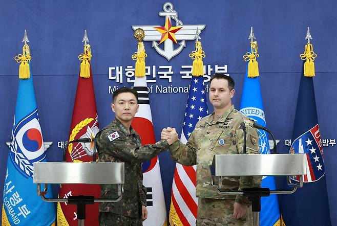 장도영 합동참모본부 공보실장과 라이언 도날드 주한미군사 공보실장이 25일 오후 서울 용산구 국방부에서 2026 자유의 방패(FS) 연습 계획을 발표한 후 손을 맞잡고 있다. 2026.2.25. 사진공동취재단