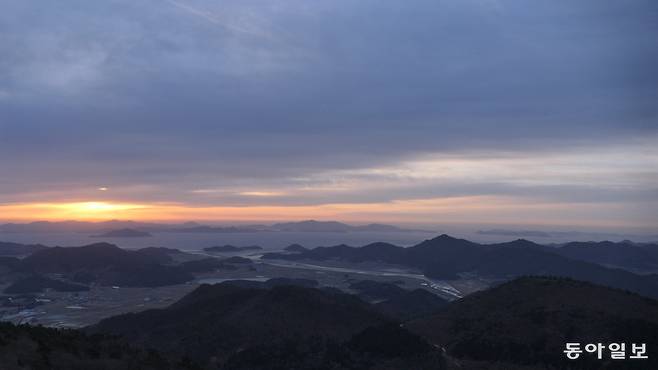 저것은 산줄기가 득량만으로 들어간 것인가, 섬 줄기가 뭍으로 올라온 것인가.