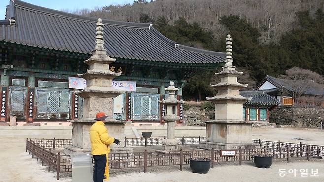 보림사 대적광전과 그 앞에 좌우로 서 있는 통일신라 남·북 삼층석탑과 석등.